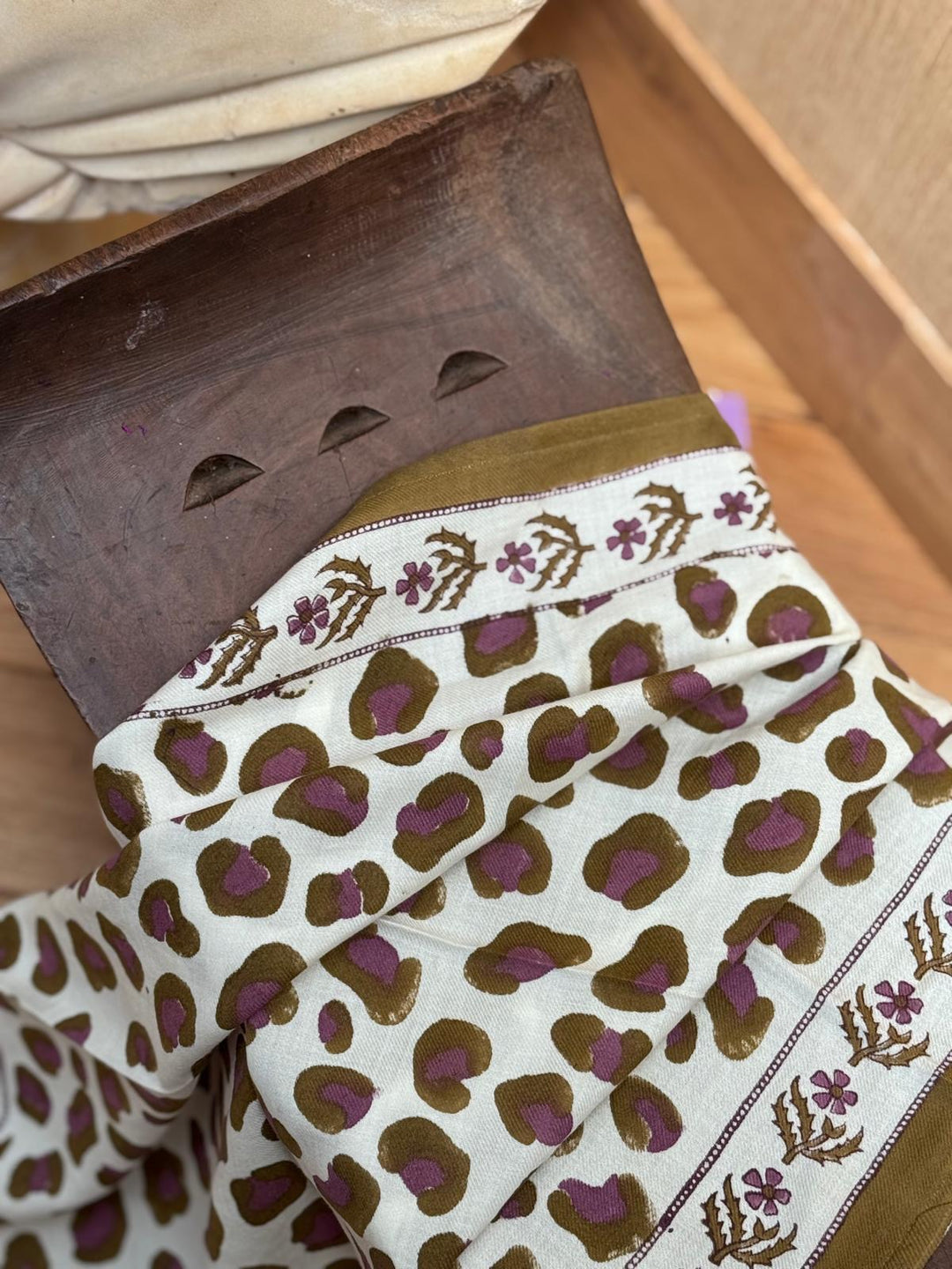 Foulard 60x60cm LÉOPARD Écru et Kaki — Byzantine