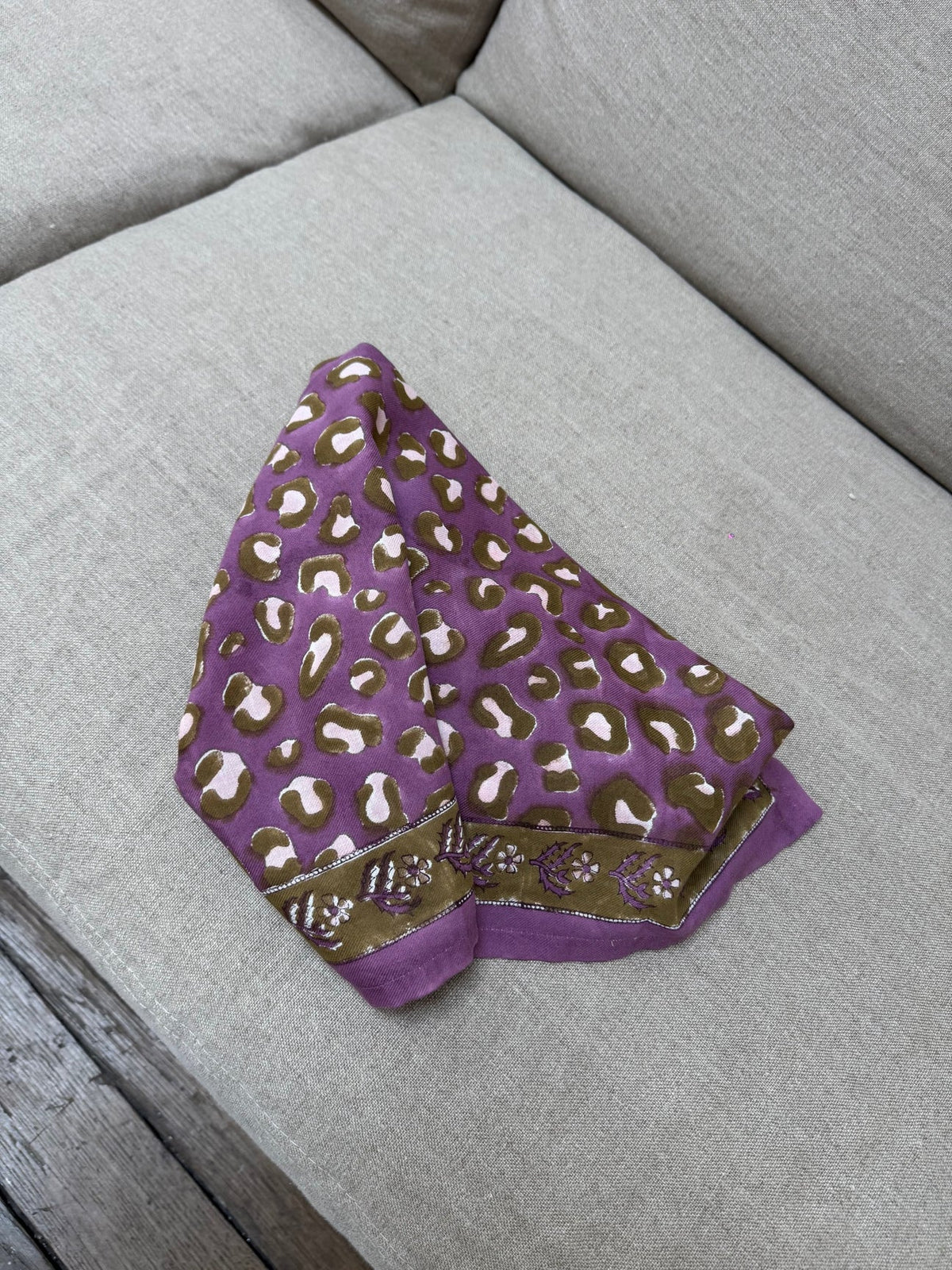Foulard 60x60cm LÉOPARD Violet — Byzantine