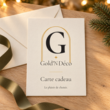 Projection d’ambiance de la carte cadeau Gold’N Déco pour Noël, avec une enveloppe et un ruban olive.