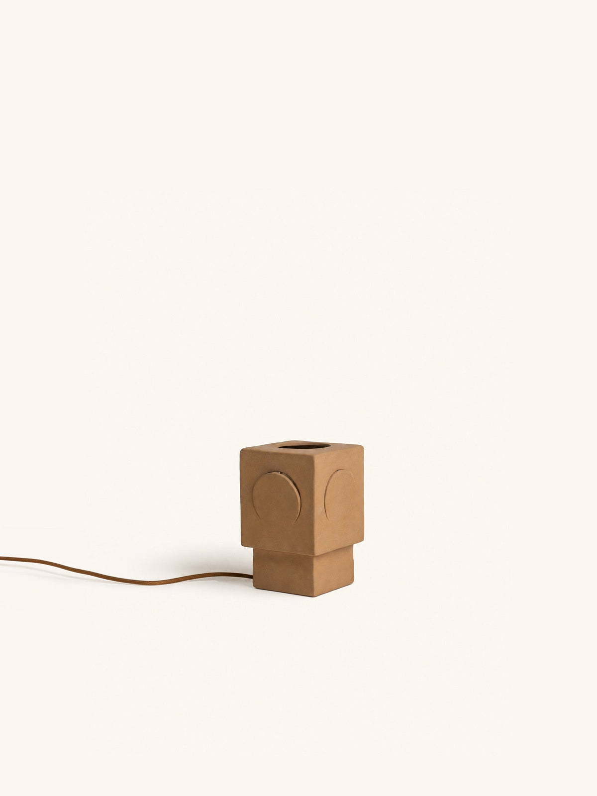 Lampe de table Eclipse en grès ocre – H 20,5 cm – vue du produit
