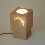 Lampe de table Eclipse en grès ocre – H 20,5 cm – détail ou vue 2