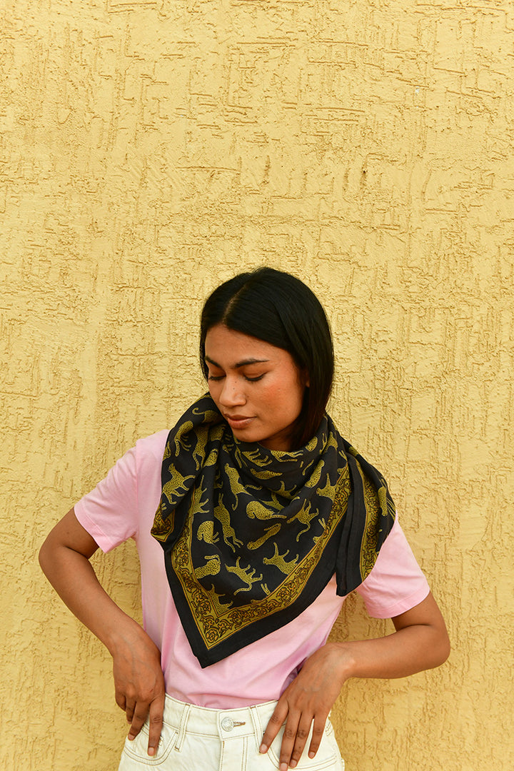 Grand foulard FAUVE Nuit — vue 3