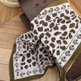 Foulard 60x60cm LÉOPARD Écru et Kaki — vue 2