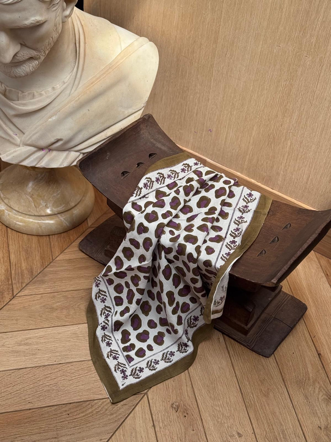 Foulard 60x60cm LÉOPARD Écru et Kaki — vue 3